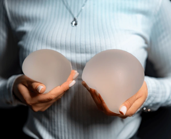 Quand penser à changer une prothèse mammaire ? Signes médicaux et esthétiques à connaître